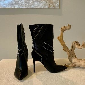 GUESS GENUINE LEATHER STUDDED POINTED-TOE BOOTIES